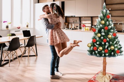 Choinka Sztuczna NADIA na Pniu 180 cm z Bielonymi Końcówkami i Imitacją Diamentu