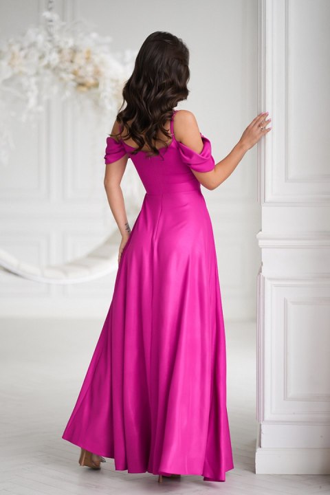 330-07 Elegancka Sukienka Z Drapowaniem, Rozcięciem I Błyszczącą Tkaniną - fuksja