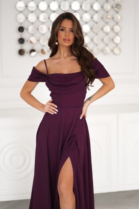 330-11 Elegancka Sukienka Z Drapowaniem, Rozcięciem I Błyszczącą Tkaniną - śliwka