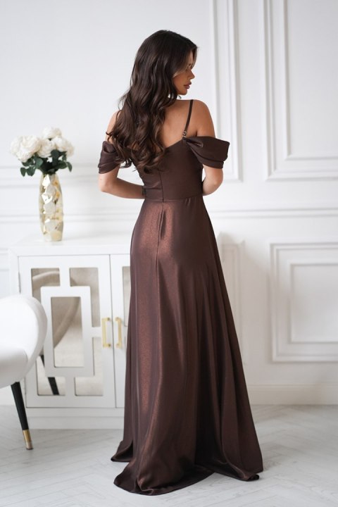 330-61 Elegancka Sukienka Z Drapowaniem, Rozcięciem I Błyszczącą Tkaniną - czekoladowy
