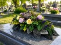 Stroik na cmentarz kompozycja kwiatowa na grób z obciążeniem