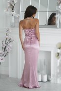 335-20 Elegancka Sukienka Satynowa Bez Ramiączek Z Drapowaną Różą I Rozcięciem - brudny róż