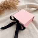 Pudełko prezentowe, ozdobne na biżuterię- rozm. M, 7x7x3,5cm róż ze wstążką PDOZ29R