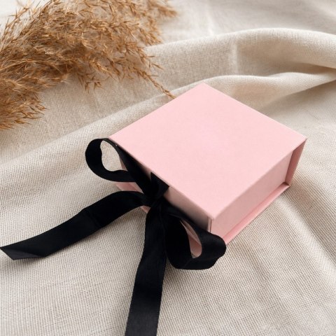 Pudełko prezentowe, ozdobne na biżuterię- rozm. M, 7x7x3,5cm róż ze wstążką PDOZ29R