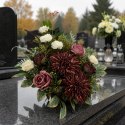 Stroik na cmentarz kompozycja kwiatowa na grób miska z obciążeniem