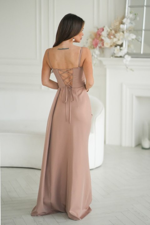 342-22 Elegancka Sukienka Z Geometrycznym Dekoltem I Odpinanymi Ramiączkami - CAMEL