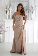 Sukienka Maxi Z Kwiatowym Zdobieniem Wokół Ramion W Kolorze Camelu 350-22 - CAMEL